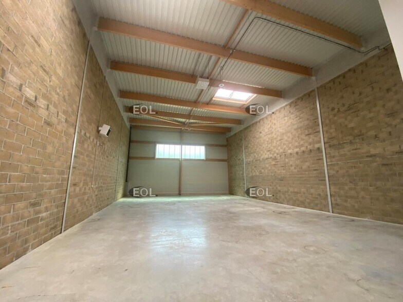 Flex in Coupvray for lease - Interior Photo - Image 2 of 9