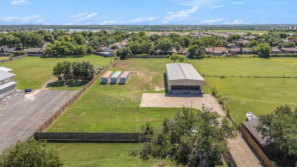 124 S Nolan River Rd, Cleburne, TX for lease - Primary Photo - Image 1 of 25