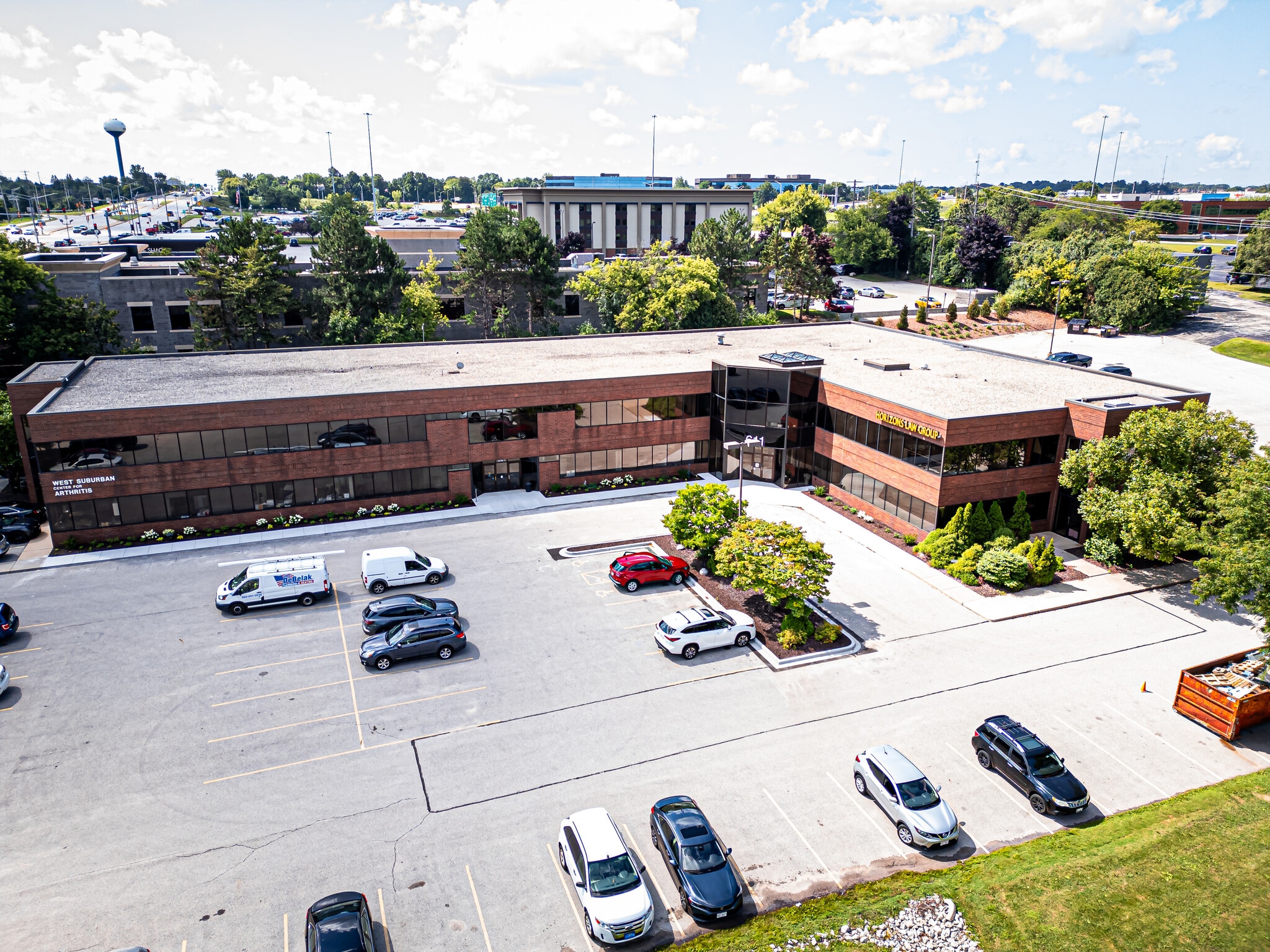 601-611 N Barker Rd, Brookfield, WI for lease Primary Photo- Image 1 of 8