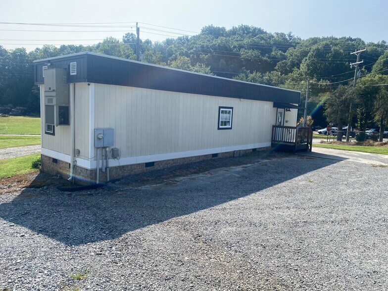 28 Ridgeway Ave, Etowah, NC à vendre - Photo du bâtiment - Image 2 de 4