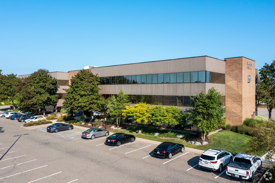 31555 W 14 Mile Rd, Farmington Hills, MI for sale - Building Photo - Image 3 of 7