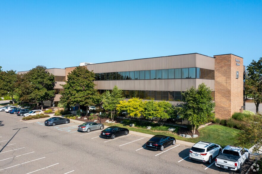 31555 W 14 Mile Rd, Farmington Hills, MI à louer - Photo du bâtiment - Image 3 de 6