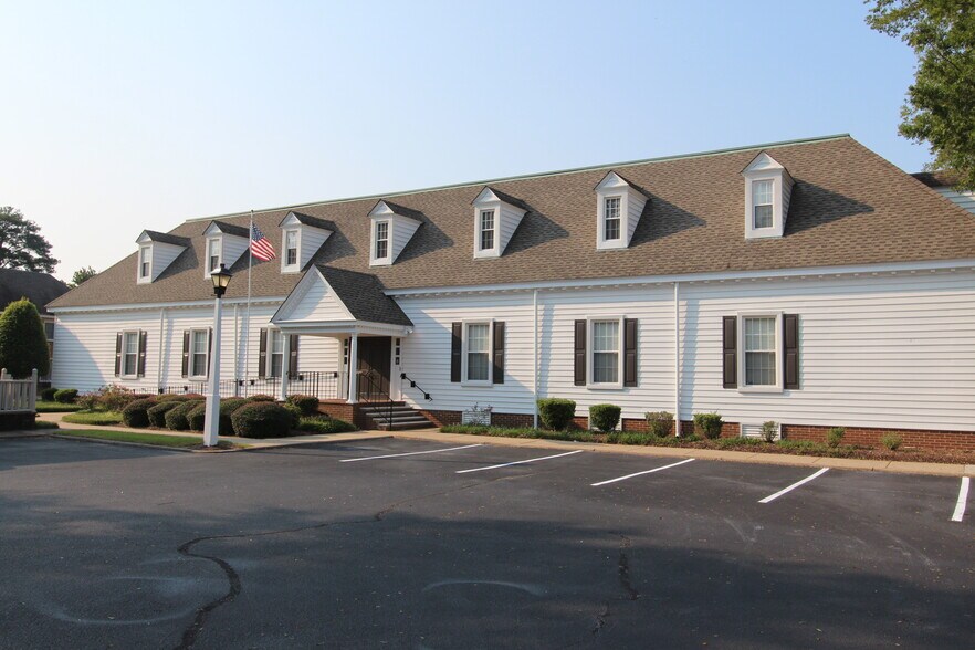 800 Newtown Rd, Virginia Beach, VA à louer - Photo du bâtiment - Image 1 de 8