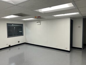 2375 E Oakton St, Arlington Heights, IL for sale Interior Photo- Image 2 of 4