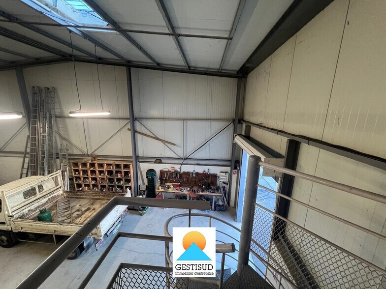 Flex in Aubagne for lease - Interior Photo - Image 2 of 5