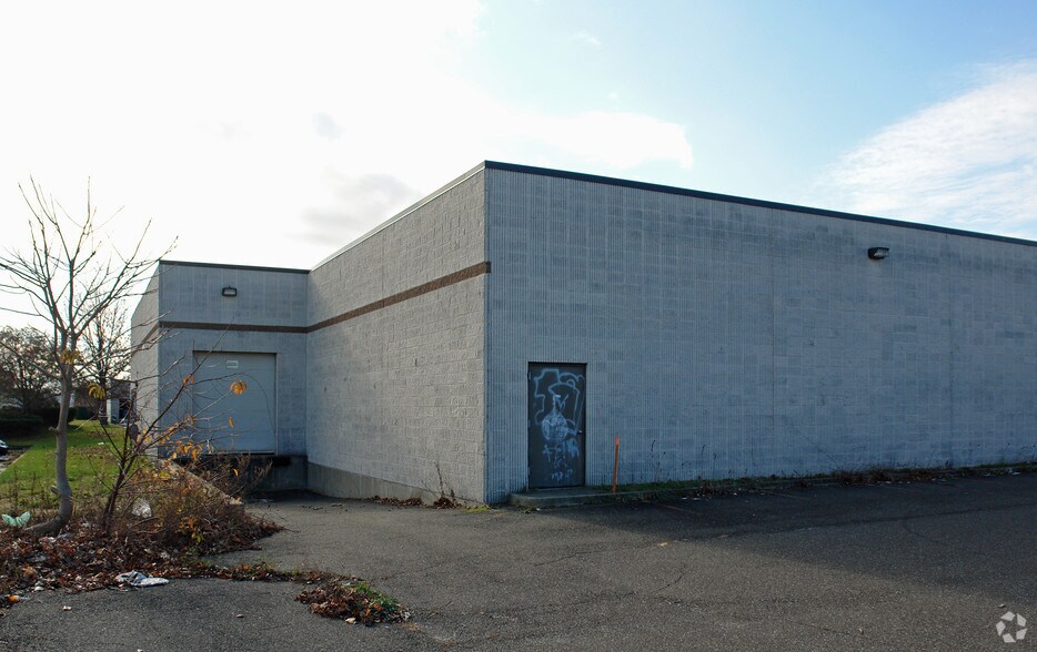 105 Remington Blvd, Ronkonkoma, NY à louer - Photo du bâtiment - Image 2 de 3