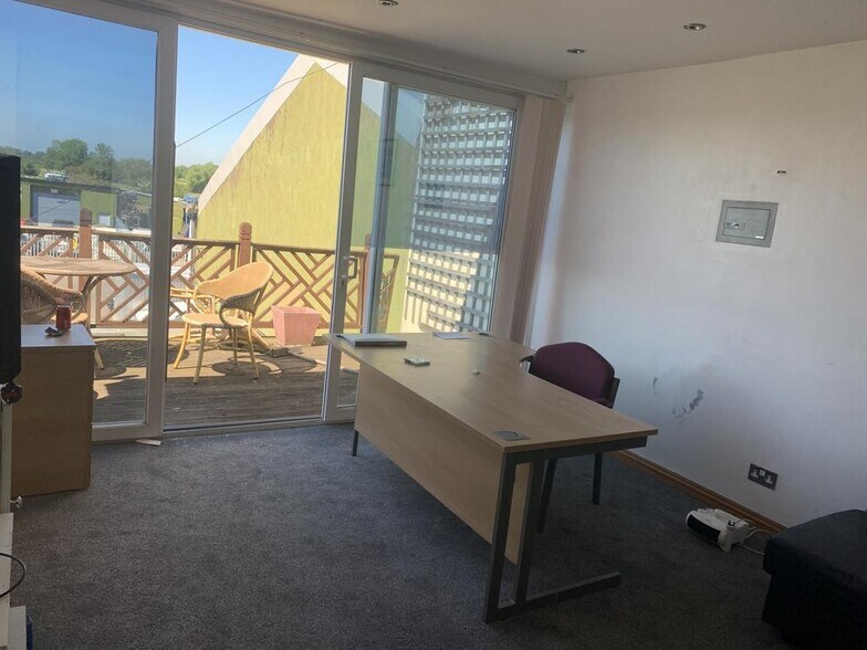 College Rd N, Aylesbury for lease - Building Photo - Image 3 of 10