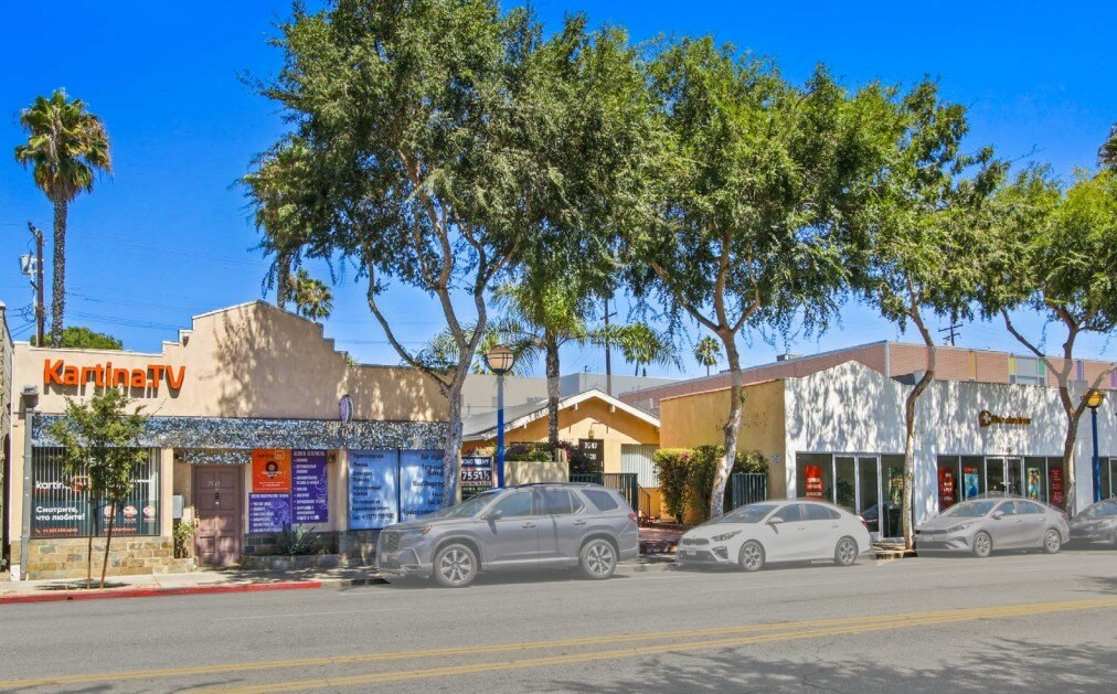 7541-7549 Santa Monica Blvd portefeuille de 3 propriétés à vendre sur LoopNet.ca Photo du bâtiment- Image 1 de 5