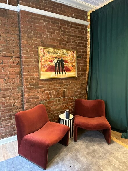 445-447 W 50th St, New York, NY à louer - Photo du bâtiment - Image 2 de 6