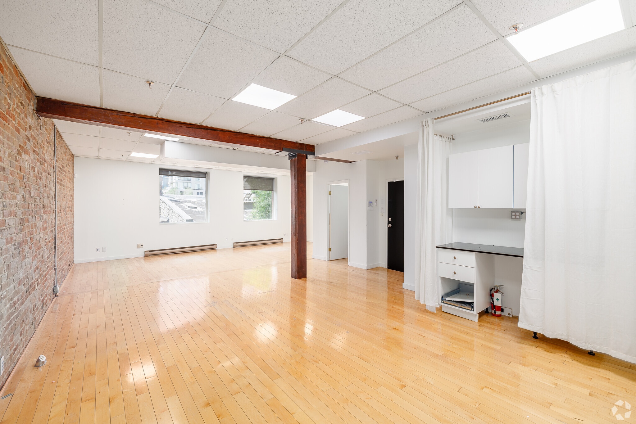 430-432 Rue Sainte-Hélène, Montréal, QC for lease Interior Photo- Image 1 of 7