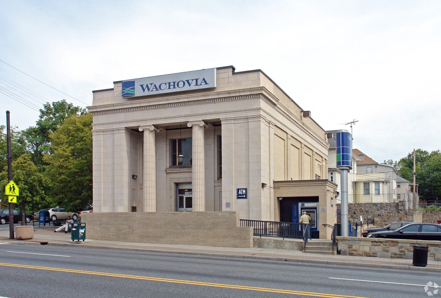 6813-6817 Belair Rd portfolio of 2 properties for sale on LoopNet.ca - Primary Photo - Image 2 of 2