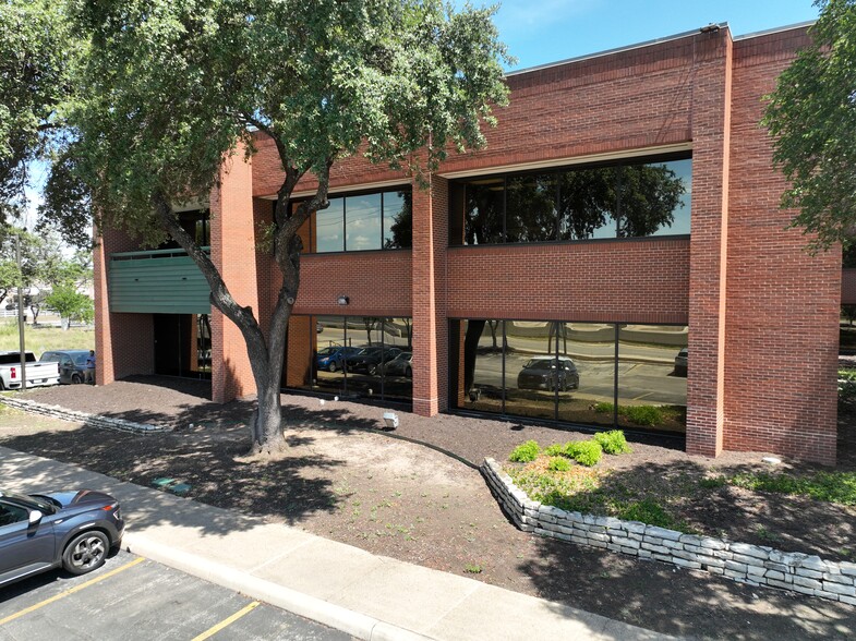 2455 NE Loop 410, San Antonio, TX à louer - Photo du bâtiment - Image 3 de 8