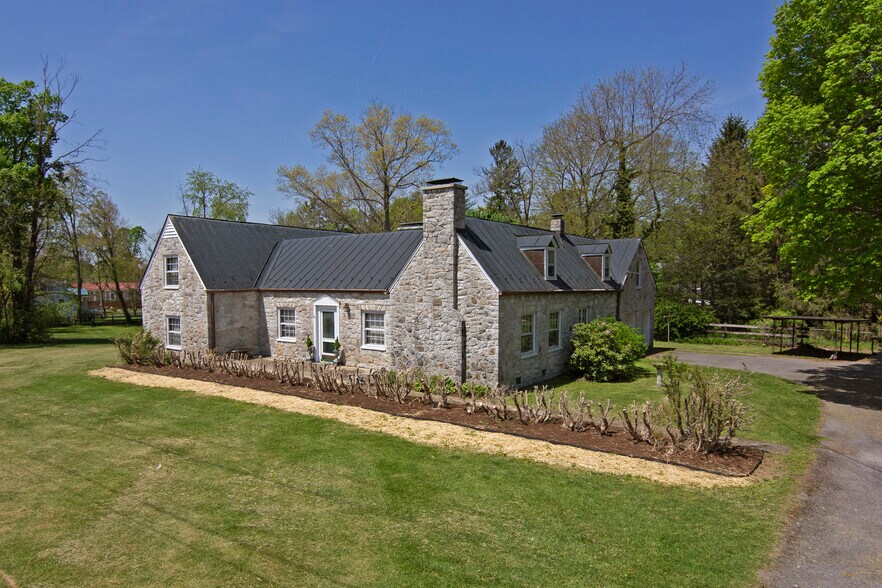 8789 Seneca Trail South, Ronceverte, WV à vendre - Photo du bâtiment - Image 2 de 61