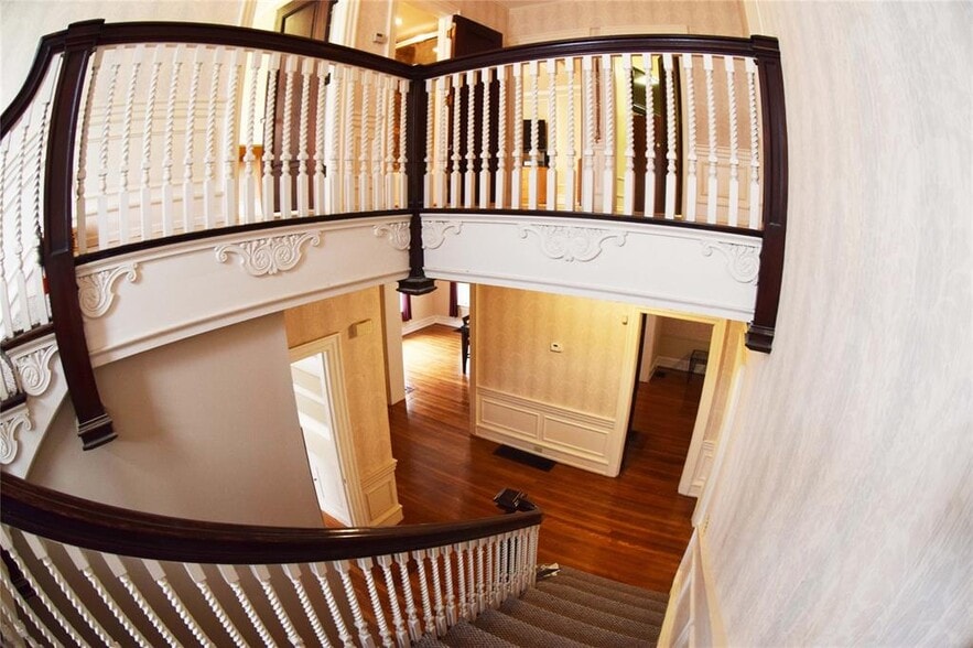 32 Riverside Dr, Binghamton, NY for sale - Interior Photo - Image 3 of 12