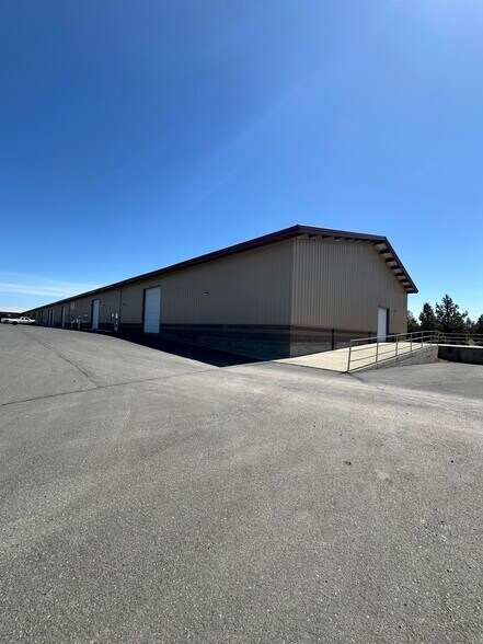 3048 SW High Desert Dr, Prineville, OR à louer - Photo du bâtiment - Image 3 de 7