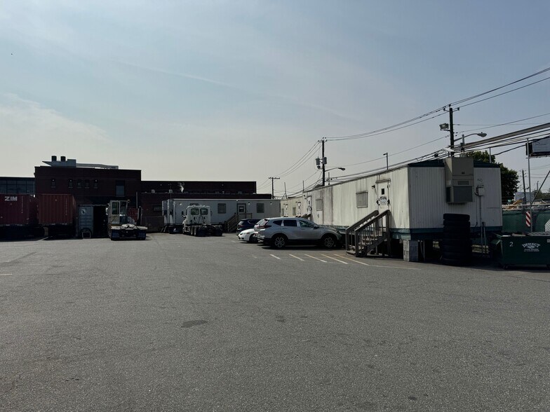 207-215 Avenue L, Newark, NJ à louer - Photo du bâtiment - Image 3 de 10