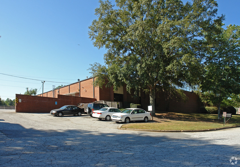 5079 Chatooga Dr, Lithonia, GA for lease - Primary Photo - Image 1 of 5