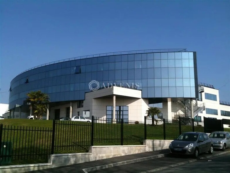 Office in Bry-sur-Marne for lease - Building Photo - Image 1 of 5