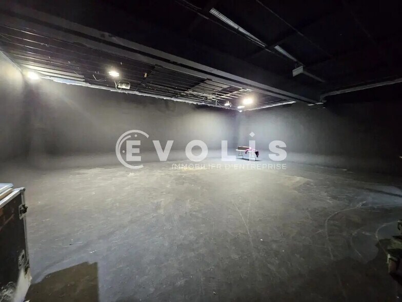 Local d'activités dans Ivry-sur-Seine à vendre - Photo du bâtiment - Image 2 de 25