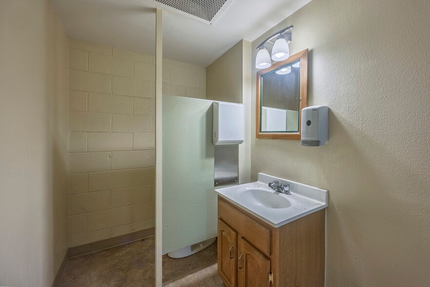 210 NE Alder St, Toledo, OR à vendre - Photo du bâtiment - Image 3 de 34