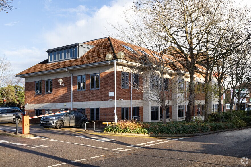 Bay Tree Ave, Leatherhead à louer - Photo du bâtiment - Image 2 de 2