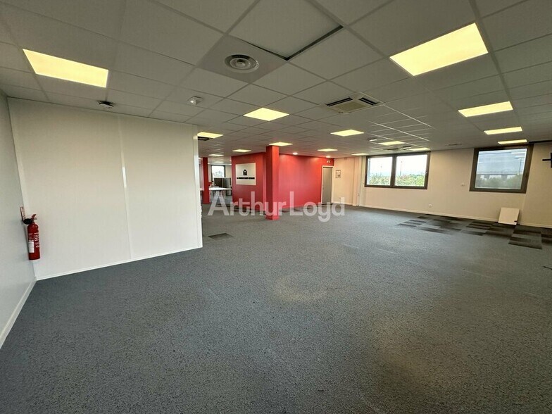 Office in Reims for lease - Interior Photo - Image 2 of 7