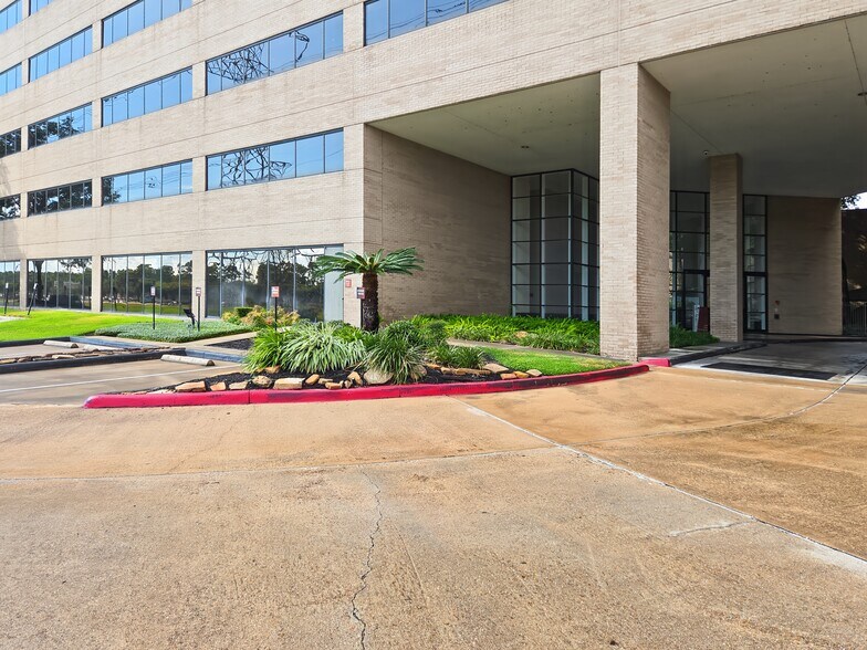3663 N Sam Houston Pky E, Houston, TX à louer - Photo du bâtiment - Image 3 de 22