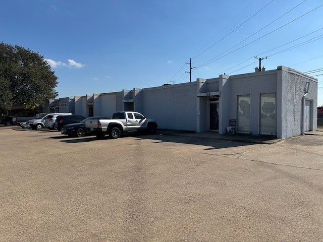702-710 E Walnut St, Garland, TX for lease - Building Photo - Image 1 of 3