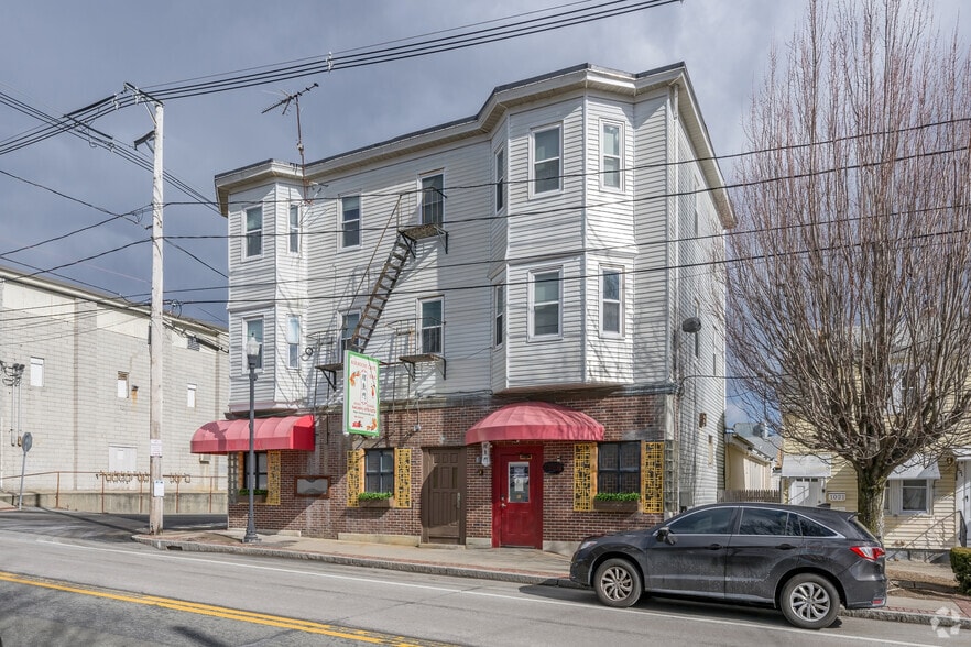 1027 Charles St, North Providence, RI à vendre - Photo du bâtiment - Image 2 de 5