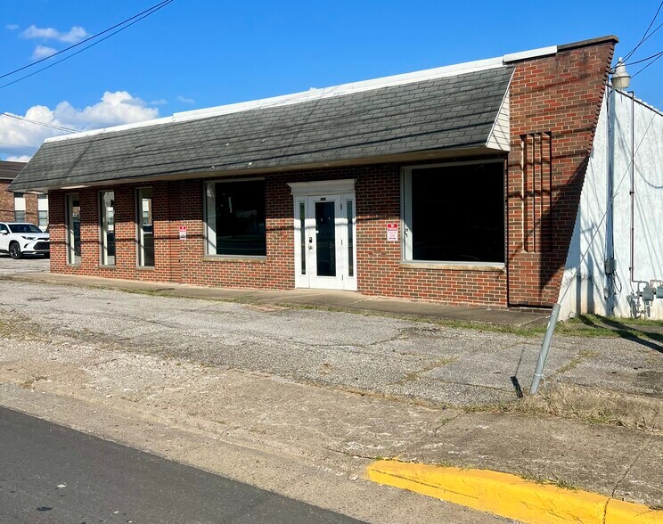 404 Midland Trl, Hurricane, WV à louer - Photo du bâtiment - Image 2 de 4