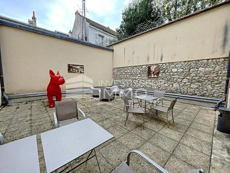 Bureau dans Fontainebleau à louer - Photo du bâtiment - Image 2 de 2