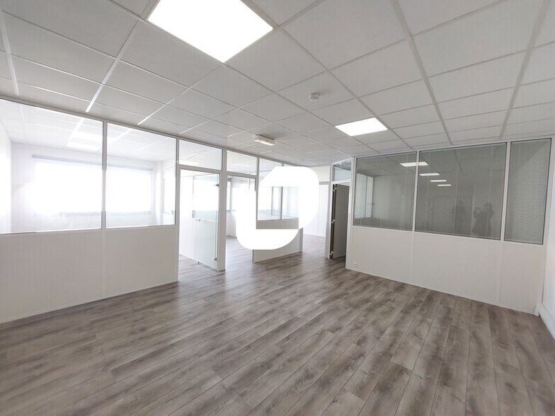 Office in Trappes for lease - Interior Photo - Image 2 of 5
