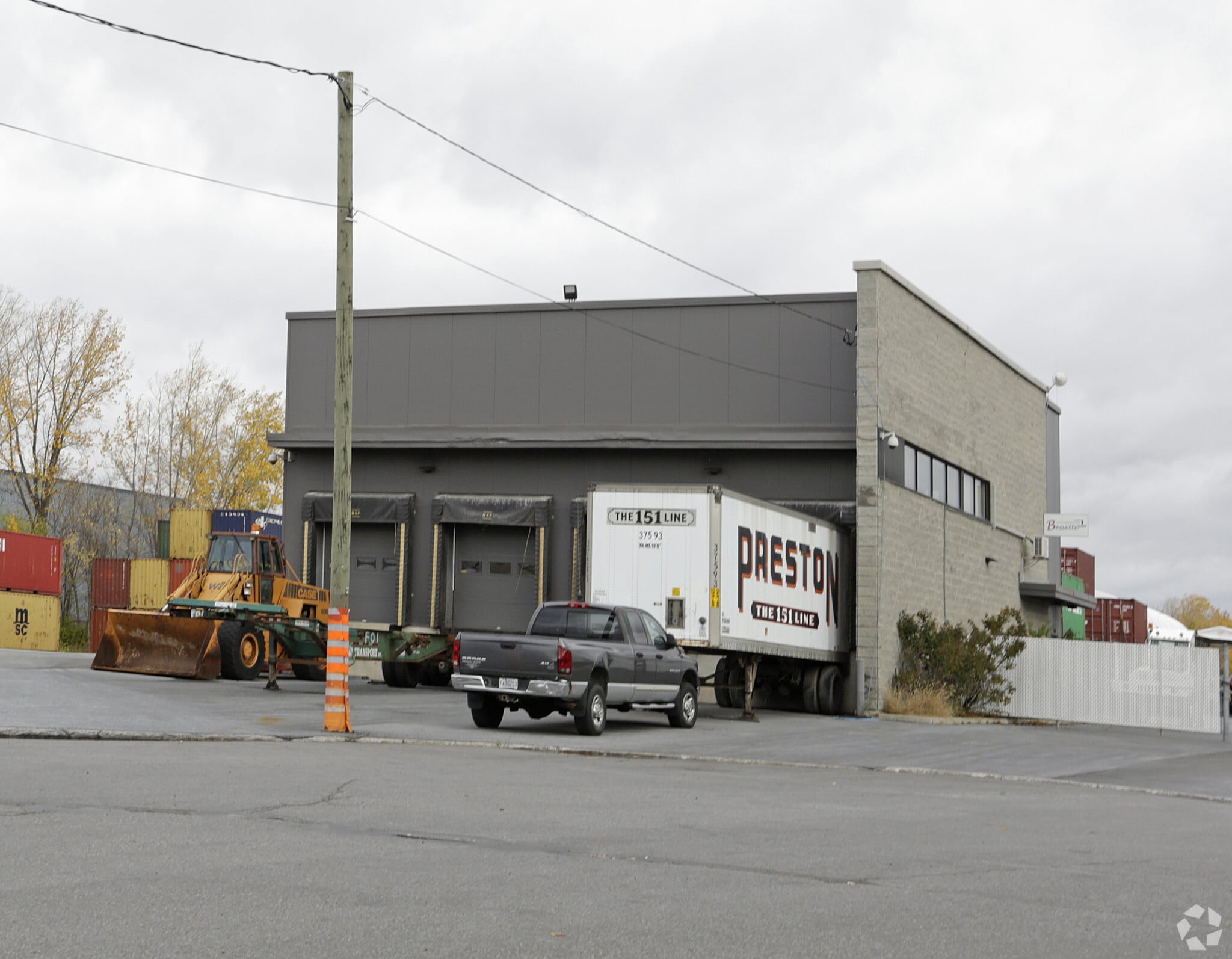 2320 Rue Garneau, Longueuil, QC for lease Primary Photo- Image 1 of 3