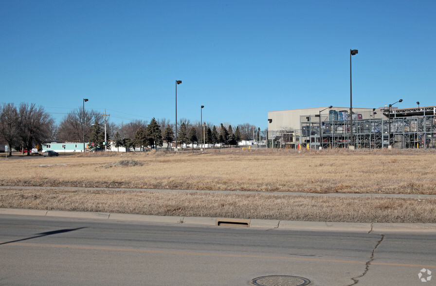 1020 Frontage Rd W, Owatonna, MN for sale - Primary Photo - Image 1 of 1