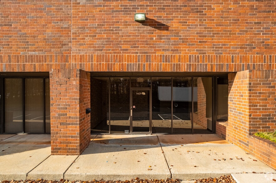 5425 Peachtree Industrial Blvd, Peachtree Corners, GA for lease - Building Photo - Image 2 of 4