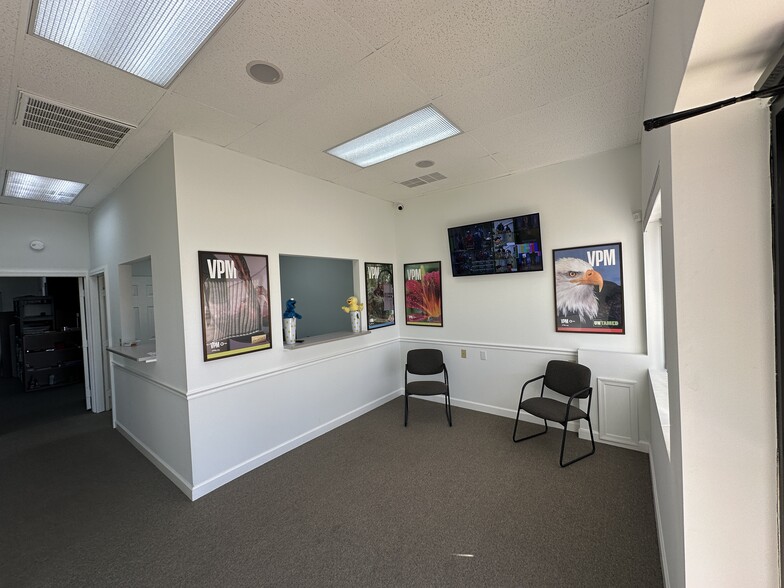 1950 Evelyn Byrd Ave, Harrisonburg, VA for lease - Interior Photo - Image 2 of 11
