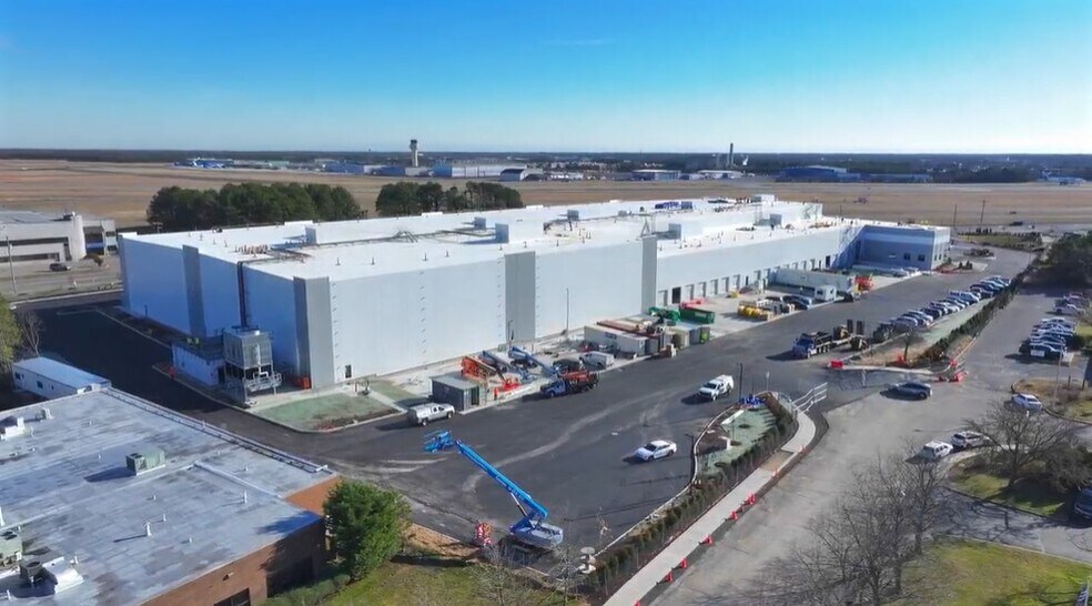 2100 Smithtown Ave, Ronkonkoma, NY à louer - Vidéo sur l’inscription commerciale - Image 2 de 7