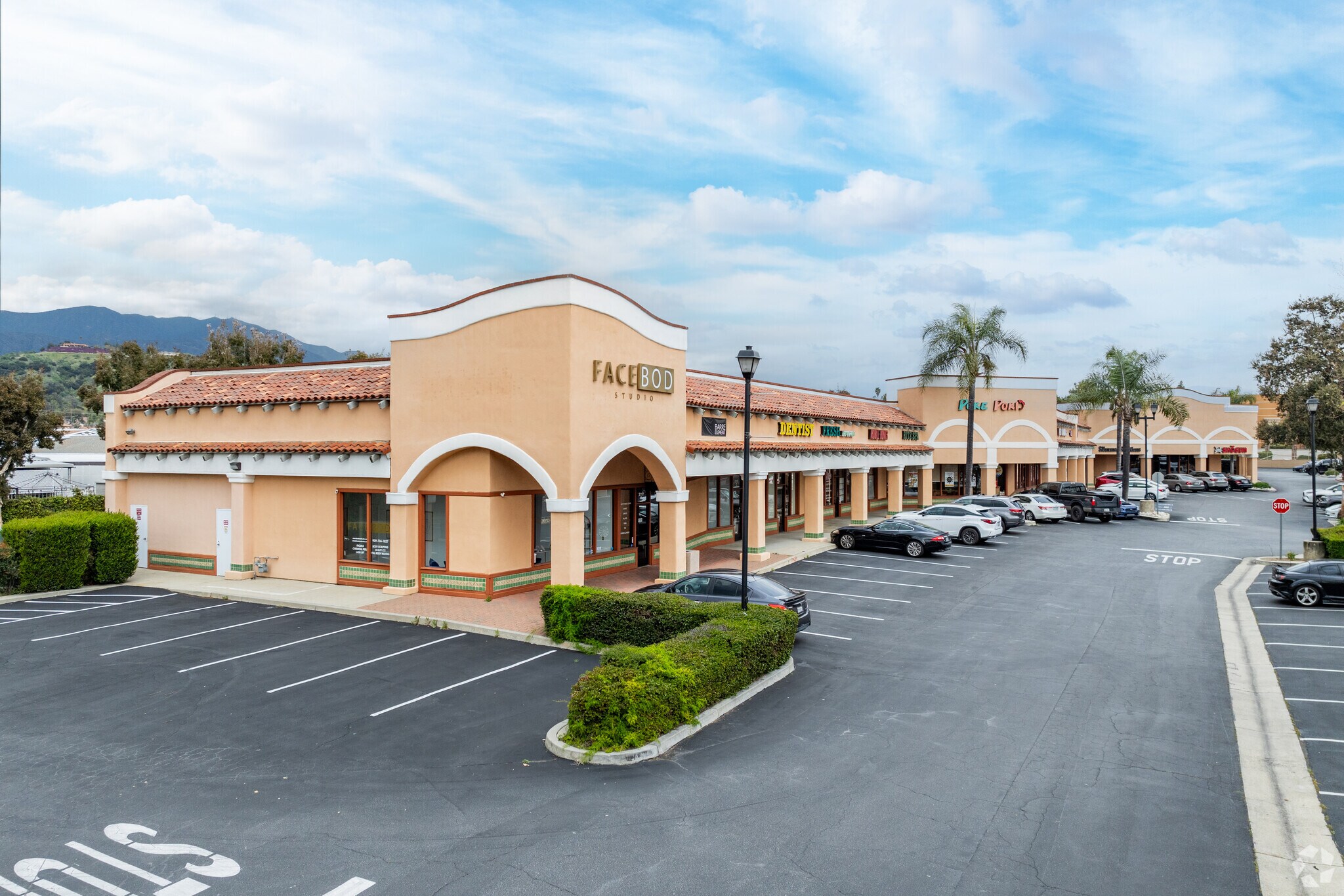 2105-2145 Foothill Blvd, La Verne, CA à louer Photo principale- Image 1 de 4
