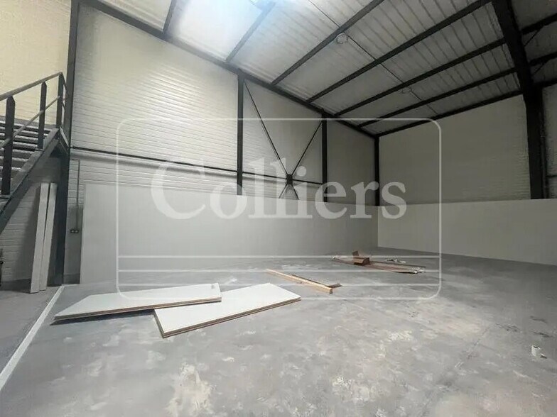 281 Avenue Des Chasseens, Gardanne à louer - Photo du bâtiment - Image 2 de 14