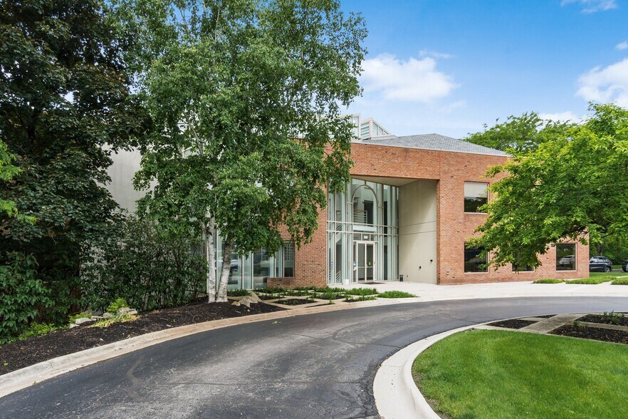 8000 Ravines Edge Ct, Columbus, OH à louer - Photo du bâtiment - Image 2 de 15