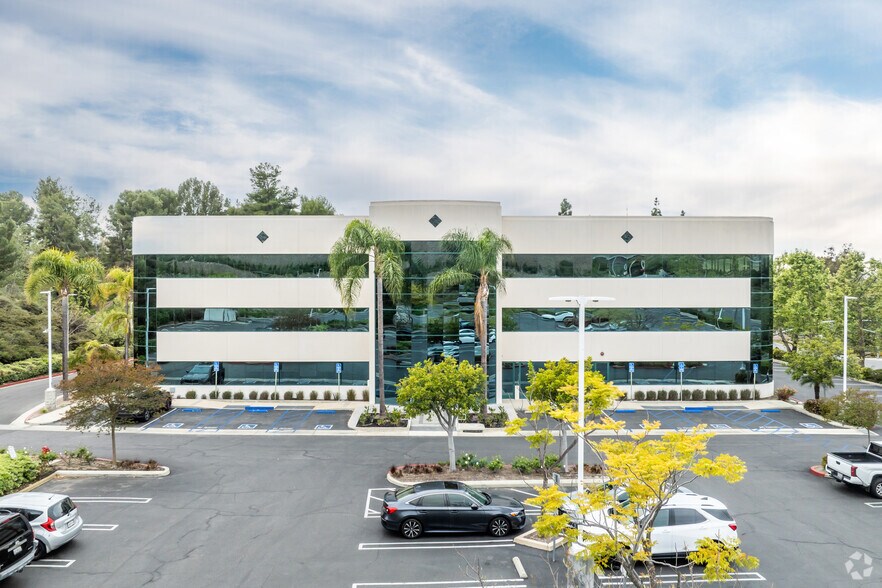 20532 El Toro Rd, Mission Viejo, CA à vendre - Photo du bâtiment - Image 2 de 25