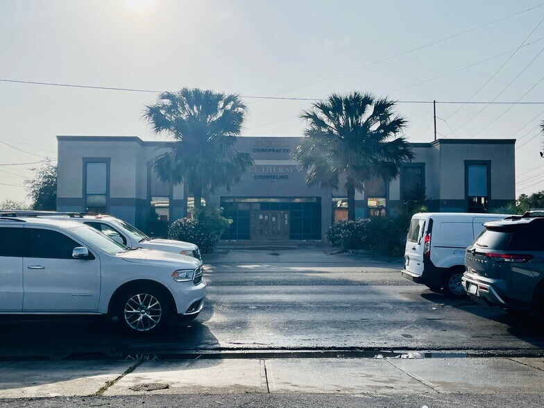 908 Paredes Line Rd, Brownsville, TX à louer - Photo principale - Image 1 de 29