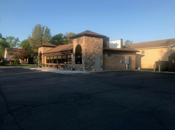 8200 Macomb St, Grosse Ile Township, MI à vendre - Photo du bâtiment - Image 2 de 15