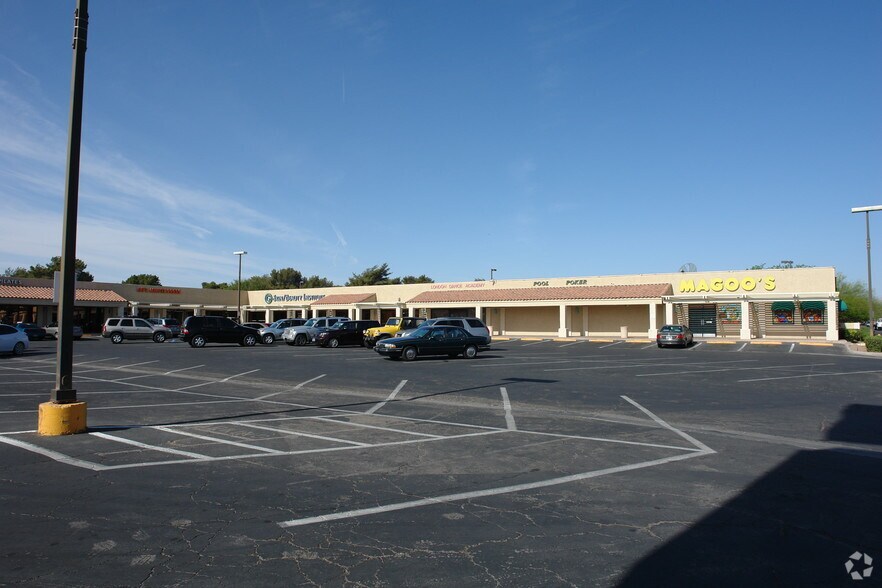 2585 E Flamingo Rd, Las Vegas, NV à louer - Photo du bâtiment - Image 2 de 3