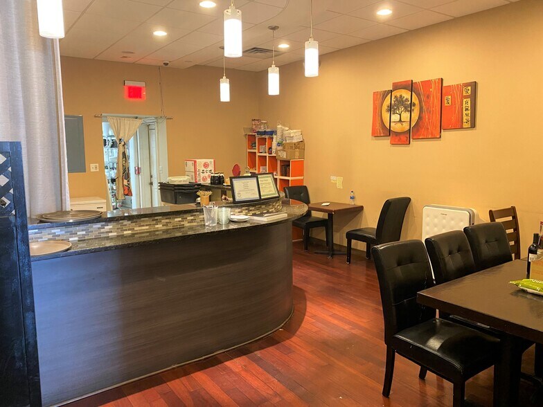 4907 Oakton St, Skokie, IL for sale - Interior Photo - Image 3 of 7