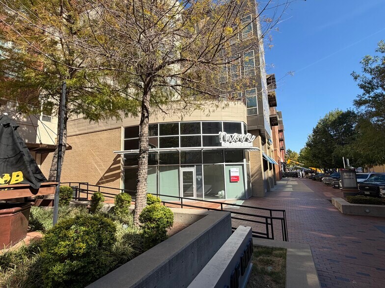 W 7th St, Fort Worth, TX à louer - Photo du bâtiment - Image 3 de 15