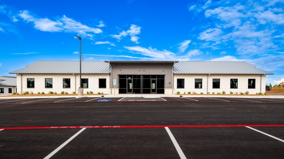 211 Crossing Ave, San Antonio, TX à vendre - Photo du bâtiment - Image 2 de 76