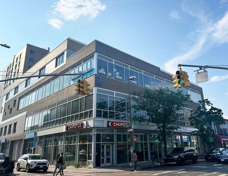 250 Utica Ave, Brooklyn, NY à louer - Photo du bâtiment - Image 2 de 8