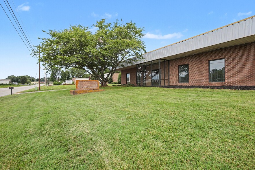 455 Forum Pky, Rural Hall, NC for sale - Building Photo - Image 3 of 29