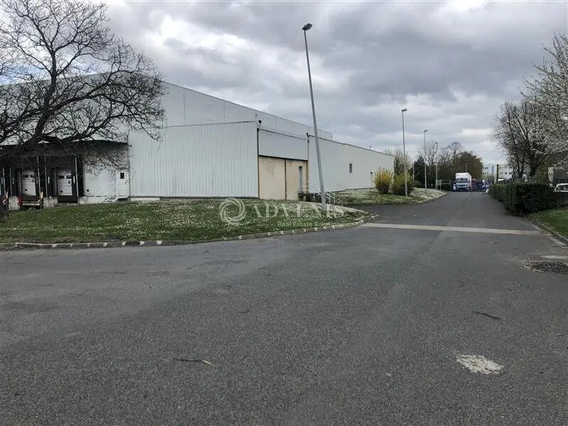 Industrial in Tremblay-en-France for lease Building Photo- Image 1 of 8
